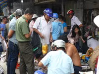 Người dân vùng tâm bão chủ động dự trữ lương thực ảnh 1