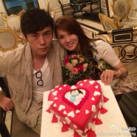 Điểm danh những "trâu già gặm cỏ non" của sao nữ C-biz ảnh 1