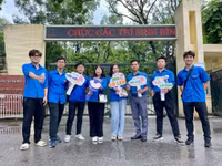 Xúc động hình ảnh tình nguyện viên Hà Nội giúp sĩ tử vượt vũ môn