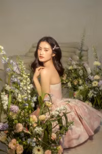 Hoa hậu Ý Nhi ngọt ngào như nàng thơ đón sinh nhật tuổi 22 