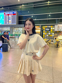 Hé lộ mối quan hệ của bạn trai Ý Nhi và gia đình nàng hậu