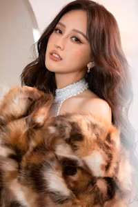 Hoa hậu Mai Phương Thúy tự tin khoe vòng eo con kiến không chút mỡ thừa