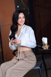 Hoa hậu Mai Phương Thúy tự tin khoe vòng eo con kiến không chút mỡ thừa