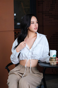Hoa hậu Mai Phương Thúy tự tin khoe vòng eo con kiến không chút mỡ thừa