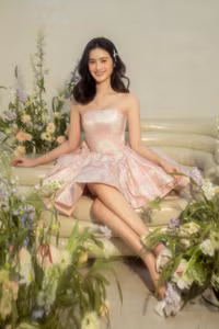 Hoa hậu Ý Nhi ngọt ngào như nàng thơ đón sinh nhật tuổi 22 