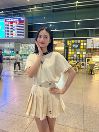 Hé lộ mối quan hệ của bạn trai Ý Nhi và gia đình nàng hậu