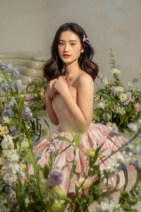 Hoa hậu Ý Nhi ngọt ngào như nàng thơ đón sinh nhật tuổi 22 