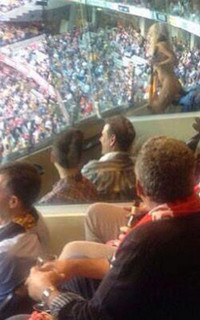 Người mẫu xinh đẹp xé quần áo ăn mừng chiến thắng giữa khán đài ảnh 2