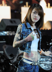 Mãn nhãn ngắm hình xăm nghệ thuật trên thân thể thiếu nữ