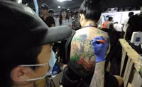 Mãn nhãn ngắm hình xăm nghệ thuật trên thân thể thiếu nữ