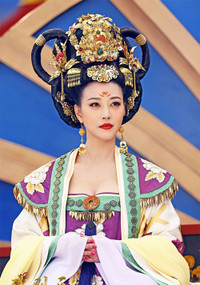 Vẻ đẹp gợi cảm hút hồn của Tiêu Thục Phi trong Võ Tắc Thiên