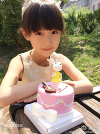 “Con gái” Triệu Vy xinh như thiên thần ảnh 10