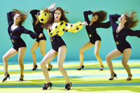 Hồ Ngọc Hà mặc quần ngắn cũn nhảy tưng bừng ảnh 4