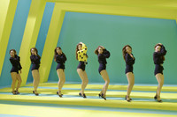 Hồ Ngọc Hà mặc quần ngắn cũn nhảy tưng bừng ảnh 3