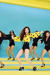 Hồ Ngọc Hà mặc quần ngắn cũn nhảy tưng bừng ảnh 1