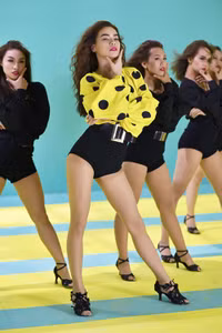 Hồ Ngọc Hà mặc quần ngắn cũn nhảy tưng bừng ảnh 6