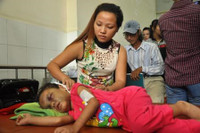 Bé 4 tuổi bị bạo hành ở Bình Dương: “Đừng đưa con về nhà, con sợ lắm!” ảnh 1 Bé 4 tuổi bị bạo hành ở Bình Dương: “Đừng đưa con về nhà, con sợ lắm!” ảnh 1