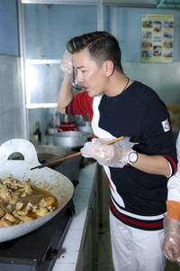 Mr Đàm cùng Kim Tuyến đi từ thiện