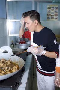 Mr Đàm cùng Kim Tuyến đi từ thiện