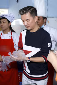 Mr Đàm cùng Kim Tuyến đi từ thiện