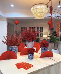 Hoa hậu Phạm Hương hé lộ biệt thự tràn ngập màu Tết 