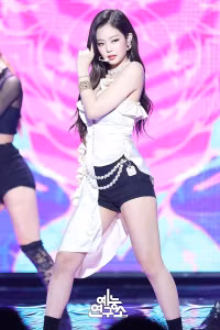 Ngỡ ngàng nhan sắc 'lão hóa ngược' của Jennie (BLACKPINK)