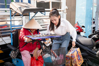 Á hậu quốc tế Ngọc Hằng xuất hiện giản dị, mang Tết sớm đến người dân khó khăn