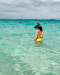 Lisa (BLACKPINK) nóng bỏng trong bộ ảnh bikini mới nhất