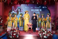 Thí sinh Miss Grand International 2023 thích thú mặc áo bà ba, tự đổ bánh xèo