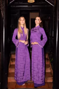 Thí sinh Miss Grand International 2023 thích thú mặc áo bà ba, tự đổ bánh xèo