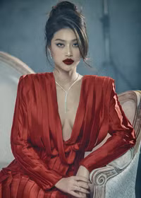  Hoa hậu Đoàn Thiên Ân lộng lẫy, trang điểm sắc sảo trong bộ ảnh mới toanh