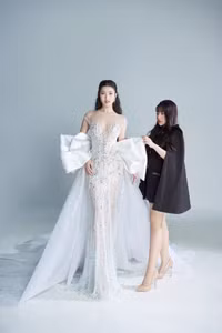Á hậu Phương Nhi hé lộ hai mẫu dạ hội lộng lẫy cho Chung kết Miss International 