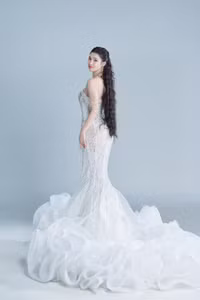 Á hậu Phương Nhi hé lộ hai mẫu dạ hội lộng lẫy cho Chung kết Miss International 