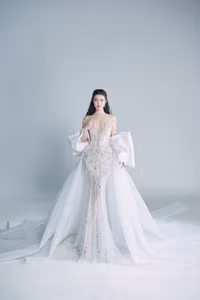 Á hậu Phương Nhi hé lộ hai mẫu dạ hội lộng lẫy cho Chung kết Miss International 