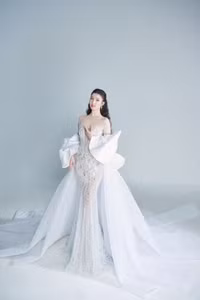 Á hậu Phương Nhi hé lộ hai mẫu dạ hội lộng lẫy cho Chung kết Miss International 