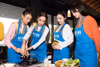 Thí sinh Miss Grand International 2023 thích thú mặc áo bà ba, tự đổ bánh xèo