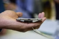 Smartphone mỏng nhất thế giới ảnh 7