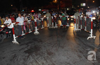 Bật khóc với hình ảnh người cha tiễn đưa chàng trai bị hai cô gái đâm chết ảnh 2 vdx