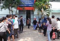 Bật khóc với hình ảnh người cha tiễn đưa chàng trai bị hai cô gái đâm chết ảnh 3 vs