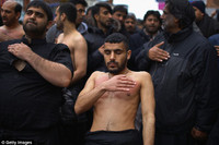 Nghi lễ hành xác dùng kiếm tự đánh vào người của người Hồi giáo ảnh 6 Nghi lễ hành xác dùng kiếm tự đánh vào người của người Hồi giáo ảnh 6