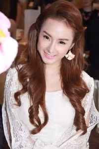 Hành trình lột xác nhờ dao kéo của Angela Phương Trinh