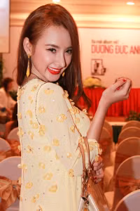 Hành trình lột xác nhờ dao kéo của Angela Phương Trinh