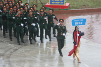 Hoành tráng hàng nghìn sinh viên đội mưa diễu hành ảnh 6