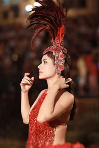 Cuốn hút với trang phục trẻ trung và rực rỡ