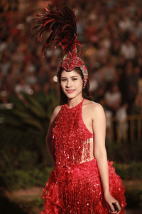 Cuốn hút với trang phục trẻ trung và rực rỡ