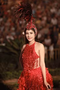 Cuốn hút với trang phục trẻ trung và rực rỡ