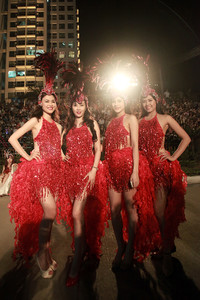 Cuốn hút với trang phục trẻ trung và rực rỡ