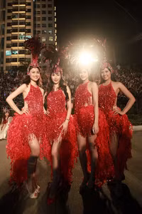 Cuốn hút với trang phục trẻ trung và rực rỡ