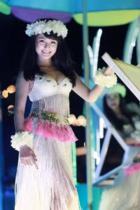 Những cô gái vùng Đất Mỏ đã làm say lòng du khách bởi sự duyên dáng quyến rũ.