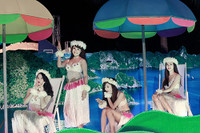 Những cô gái vùng Đất Mỏ đã làm say lòng du khách bởi sự duyên dáng quyến rũ.